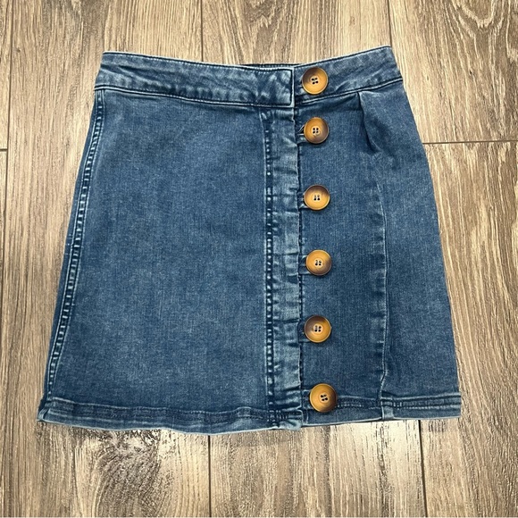 ❄️ 3/$30 Free People  Little Daisies Medium Wash Denim Button-Front Mini Skirt - Picture 2 of 6